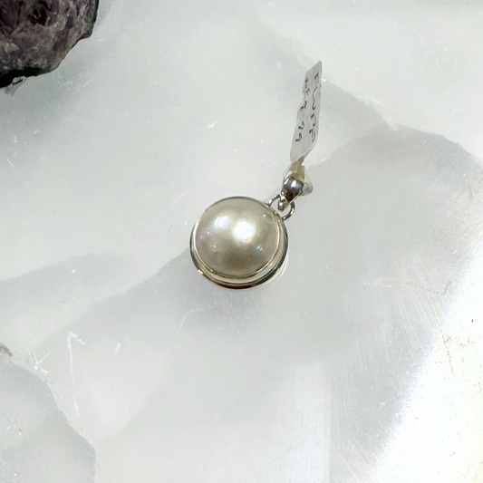 Freshwater Pearl Circle Pendant in Silver