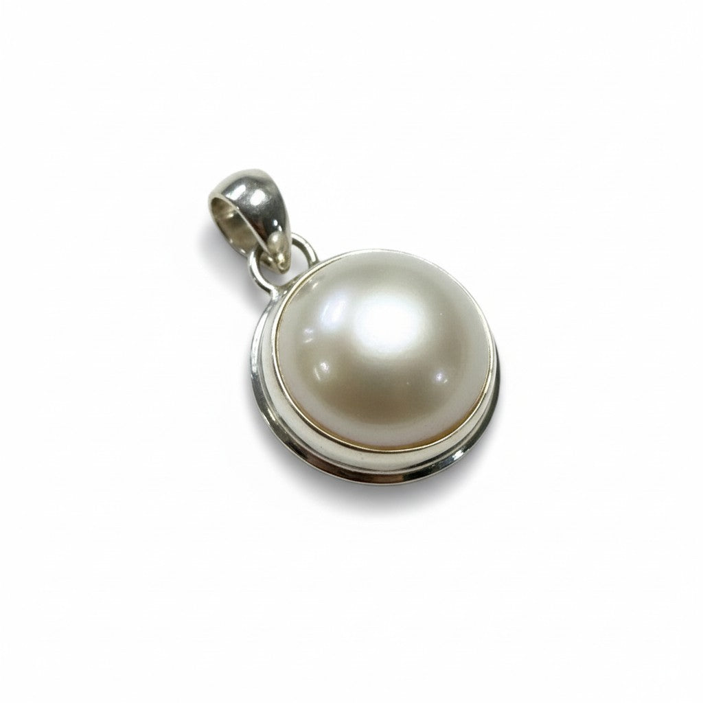 Freshwater Pearl Circle Pendant in Silver
