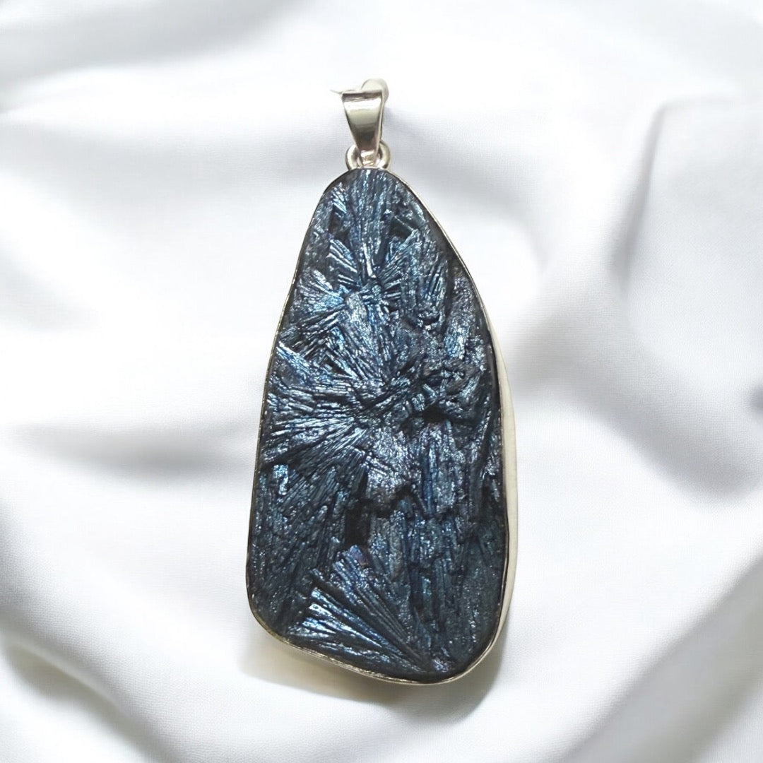 Kyanite Aura Feathers Oval Pendant in Silver