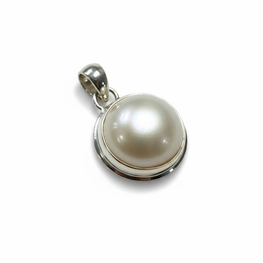 Freshwater Pearl Circle Pendant in Silver